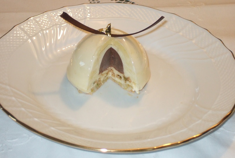 In una semisfera splendente mousse leggera al Cointreau, cremoso al cioccolato fondente, croccante di pistacchi e mandorle (2)