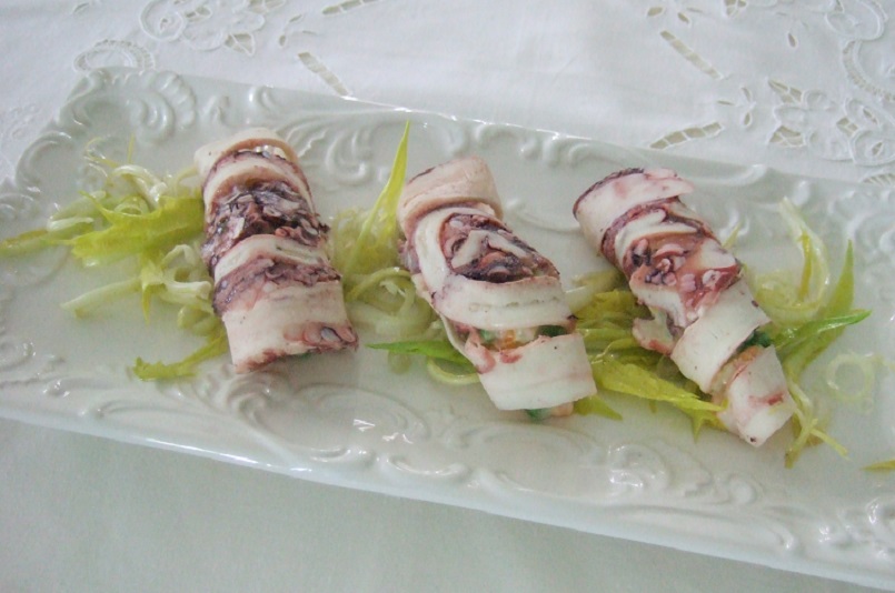 Cannoncini di polpo al gelsomino e vaniglia ripieni di insalata