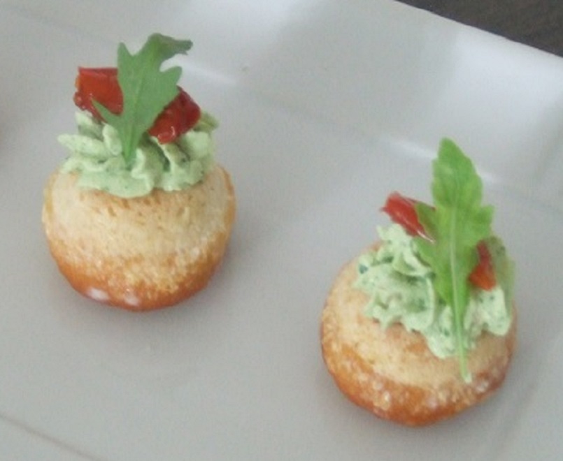 Minisavarin con crema di caprino, rucola e pinoli - Armonia in tavola, menu  per quattro stagioni