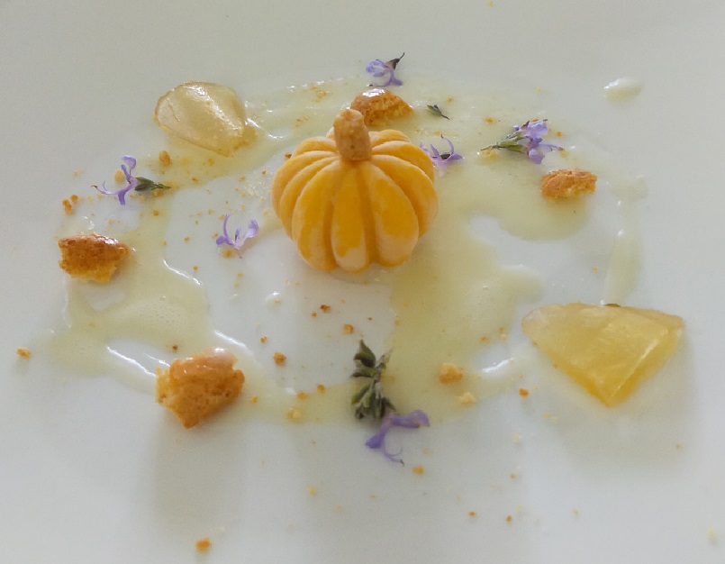 Bavarese salata di zucca con cuore di Bettelmatt, salsa di mostarda di pere Martine, amaretti