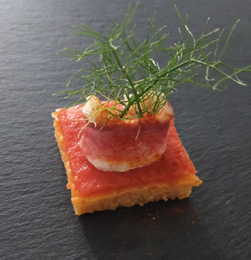 Pane al pomodoro con gelatina al pomodoro e triglie marinate